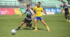 Fotbalisté Zlína (žluté dresy) zahájili nový soutěžní ročník FORTUNA:LIGY na hřišti nováčka z Karviné.