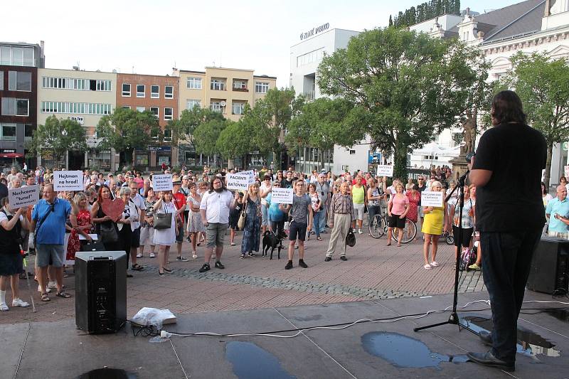 Zachraňme Baťovku - demonstrace na Náměstí Míru ve Zlíně v pondělí, 10. srpna 2020.