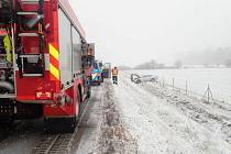Čerstvý sníh komplikuje dopravu v celém Zlínském kraji. Hasiči vyjíždějí k jedné nehodě za druhou. V Bílanech řidič se svým vozidlem vyletěl ze silnice a skončil v oplocení.