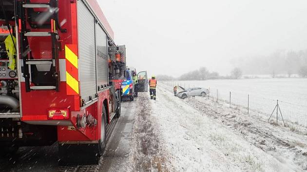 Čerstvý sníh komplikuje dopravu v celém Zlínském kraji. Hasiči vyjíždějí k jedné nehodě za druhou. V Bílanech řidič se svým vozidlem vyletěl ze silnice a skončil v oplocení.