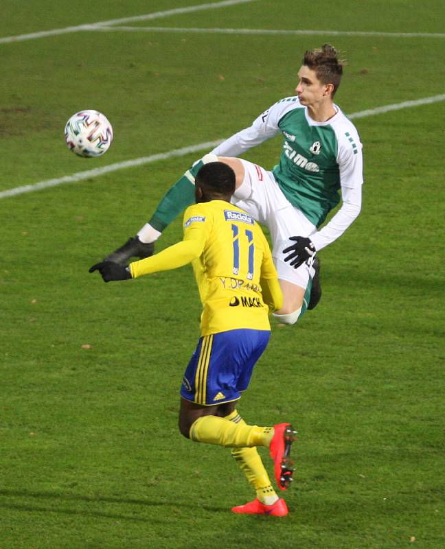 Série tří výher v řadě prvoligových fotbalistů Fastavu Zlín (ve žlutém) v pátek skončila. V rámci 10. kola doma podlehli Jablonci 0:2, který ve druhém poločase využil početní výhodu po vyloučení domácího kanonýra Poznara.