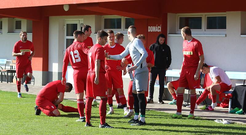 Fotbalisté Brumova (v červeném) v rámci 11. hraného kola krajského přeboru doma podlehli Napajedlům 2:6.