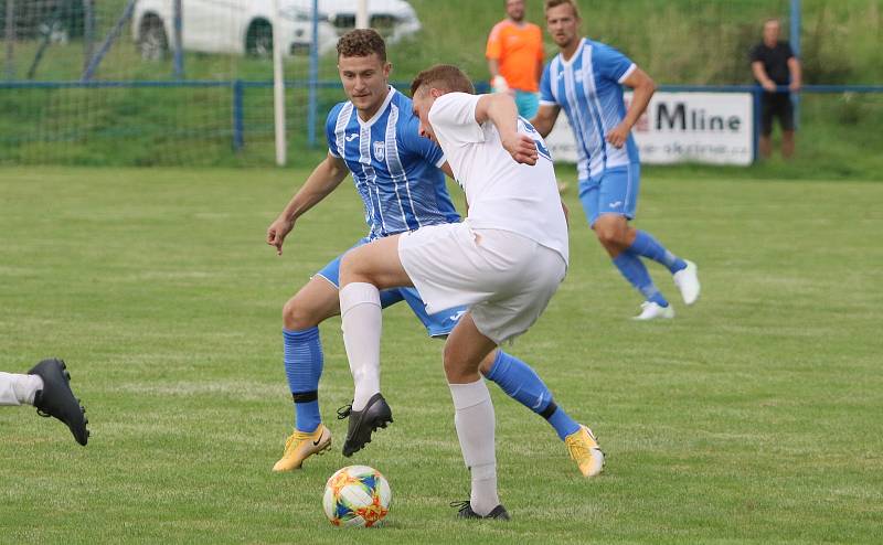 Fotbalisté Hluku (modrobílé dresy) otočili zápas ve Fryštáku, kde po přestřelce zvítězili 5:4.