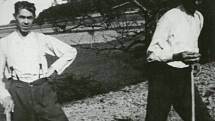 ROK 1940. Muži při okopávání řepy. Na snímku jsou zástupci rodiny Hanačíkovy (Březnice čp. 5).