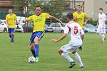 Fotbalisté Luhačovic (ve žlutých dresech) zvítězili na hřišti Sokola Veselá 4:3.