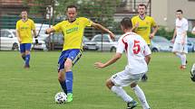 Fotbalisté Luhačovic (ve žlutých dresech) zvítězili na hřišti Sokola Veselá 4:3.