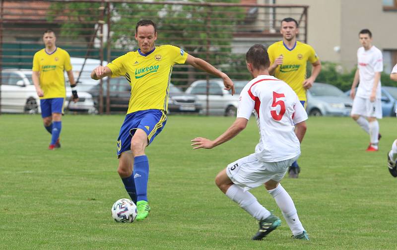 Fotbalisté Luhačovic (ve žlutých dresech) zvítězili na hřišti Sokola Veselá 4:3.