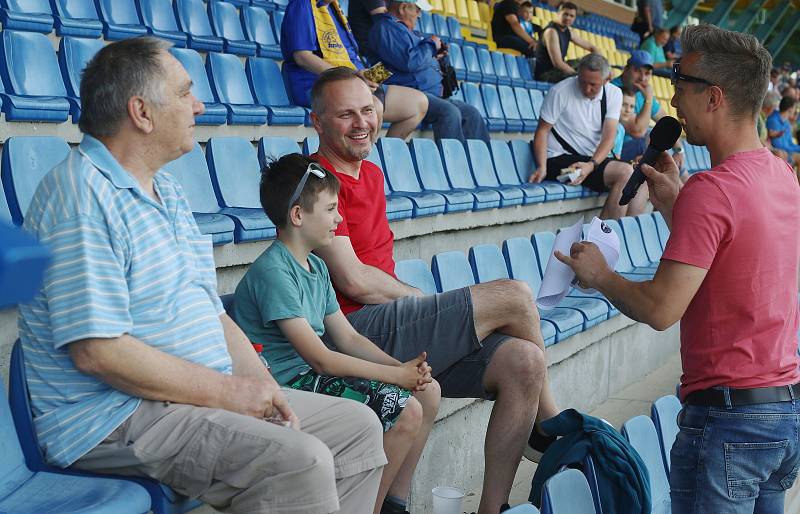 Fotbalisté Zlína (žluté dresy) zakončili letošní sezonu domácí remízou s Jabloncem 1:1.