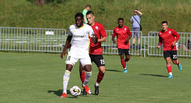 Fotbalisté Zlína (bílé dresy) ve středečním přípravném zápase zdolali druholigový Vyškov 3:0.