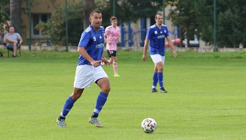 Fotbalisté Malenovic (růžové dresy) doma prohráli se Zborovicemi 1:5.