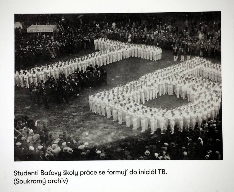 Studenti Baťovy školy práce vytvářejí písmena TB, fotografie z výstava Tomáš Baťa, světový podnikatel, který sloužil