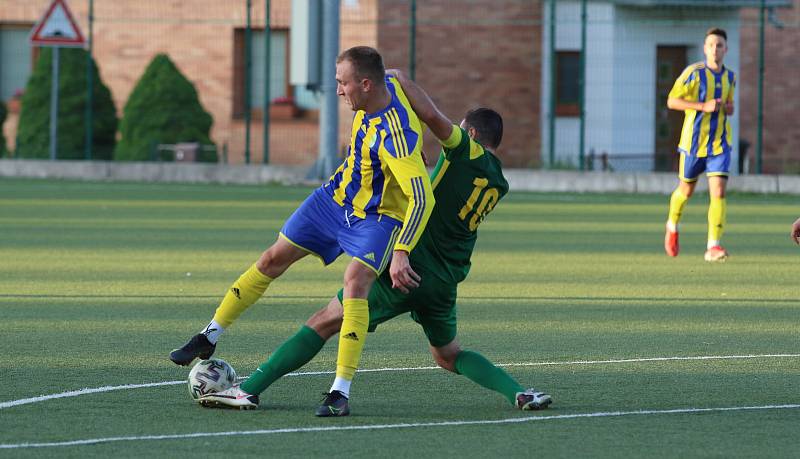 Fotbalisté Baťova (ve žlutém), vítěz krajského přeboru, se se soutěží rozloučili vysokým vítězstvím 9:0 nad Boršicemi. Foto: pro Deník/Jan Zahnaš