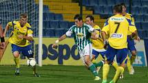 Druholigoví fotbalisté Fastavu Zlín (ve žlutém) ve 4. kole doma podlehli Bohemians 1905 0:1 brankou z velmi příšně nařízené penalty.