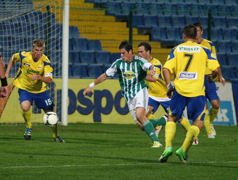 Druholigoví fotbalisté Fastavu Zlín (ve žlutém) ve 4. kole doma podlehli Bohemians 1905 0:1 brankou z velmi příšně nařízené penalty.