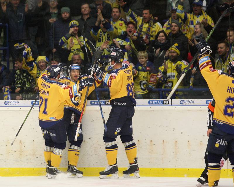 Extraligoví hokejisté PSG Berani Zlín (ve žlutém) po reprezentační přestávce v rámci 21. kola doma hostili Kometu Brno.
