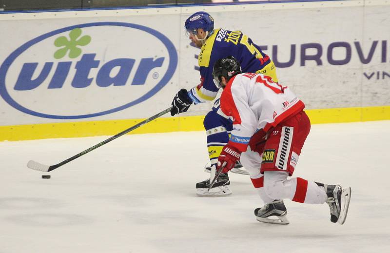 Čtvrtý zápas předkola: Berani Zlín (v modrém) proti HC Olomouc