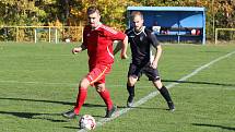 Fotbalisté Mladcové (červené dresy) v šlágru víkendu I.B. třídy skupiny B porazili Lužkovice 4:0.