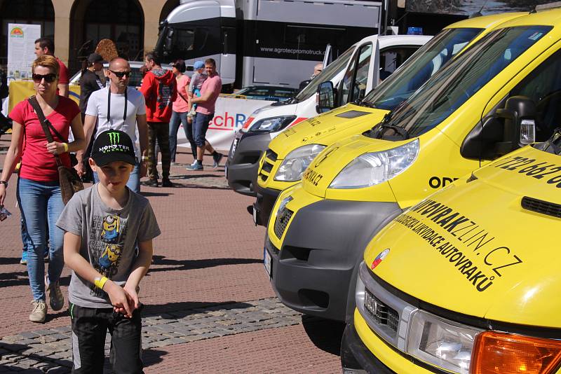 Na 2. ročníku automobilové show CzechDrive si přišli na své zejména zarytí automobiloví fanoušci. Počty exponátů se vyšplhaly téměř ke dvou stovkám.