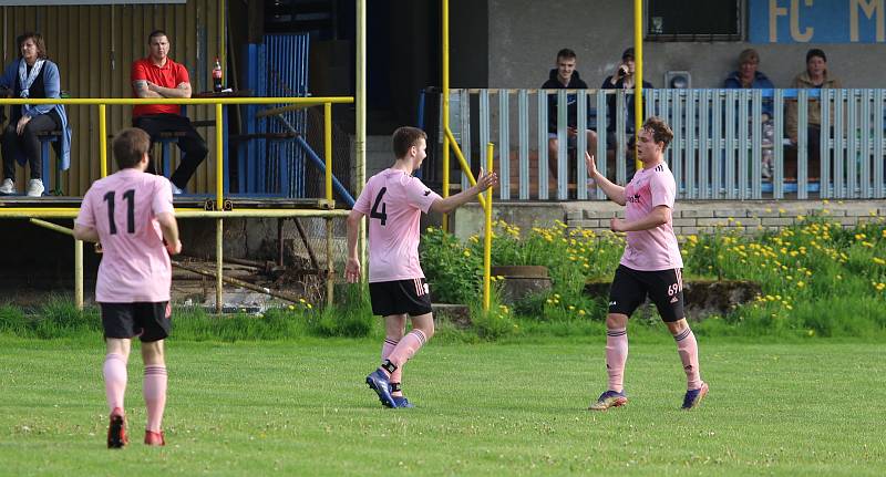 Fotbalisté Malenovic (růžové dresy) ve 21. kole I. B třídy sk. C remizovali se Starým Městem 3:3.