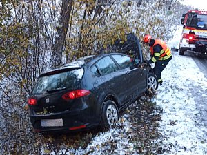 Mladá řidička se zranila poté, co u Březůvek na Zlínsku sjela z cesty.