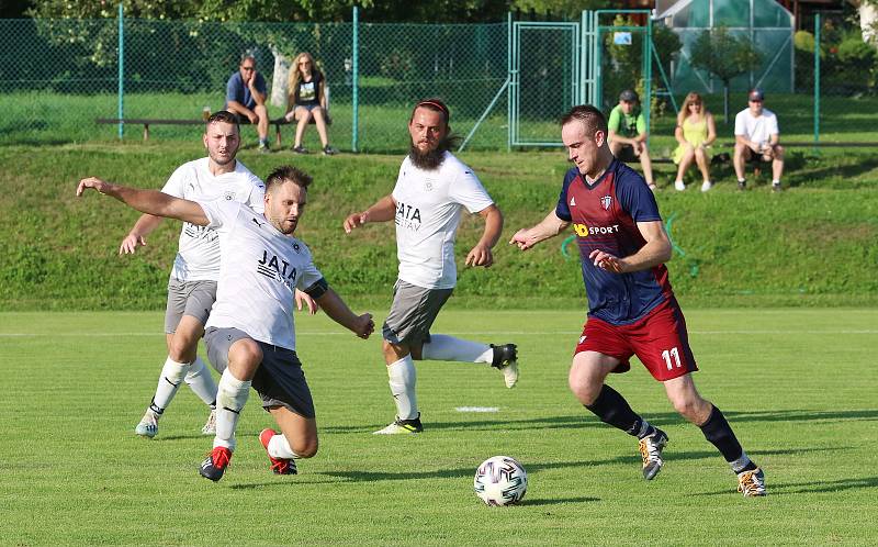 Fotbalisté Štípy (v tmavých dresech) porazili Hvozdnou jednoznačně 5:0.