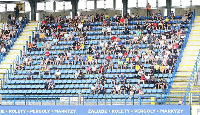 Fotbalisté Zlína (žluté dresy) zakončili letošní sezonu domácí remízou s Jabloncem 1:1.