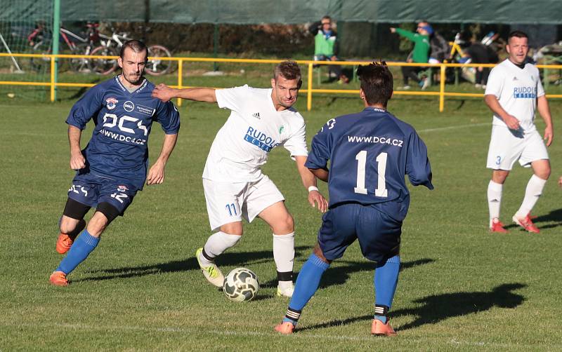 Fotbalisté Malenovic (v modrých dresech) prohráli v 9. kole I. B třídy skupiny B s vedoucím Fryštákem 0:7.