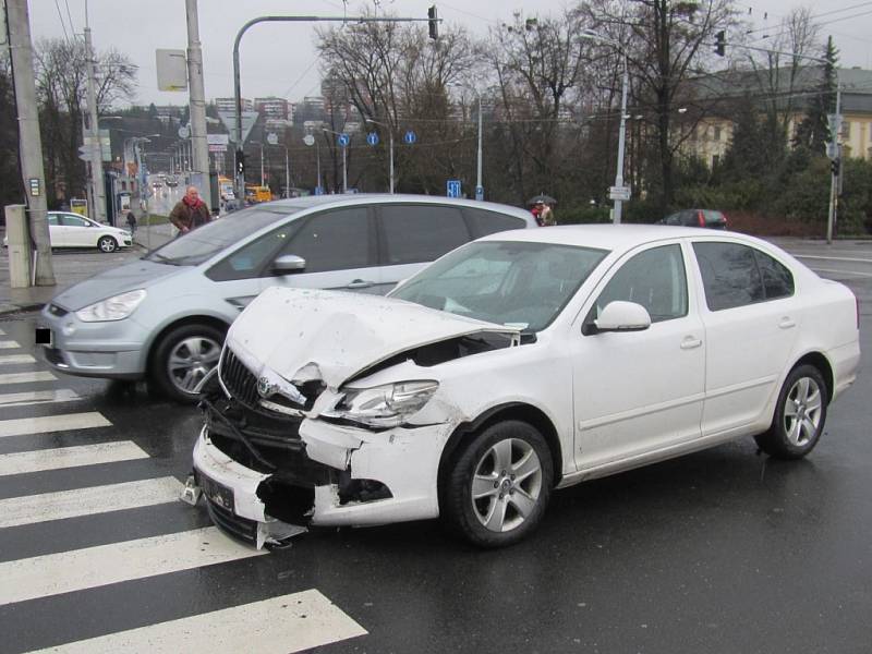 Řidičky byly ošetřeny na místě nehody. Převoz do nemocnice nebyl nutný