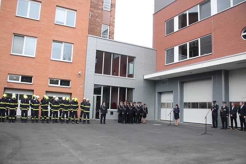 Pár minut po jedné hodině odpoledne se v úterý 16. června slavnostně otevřely garáže nové zlínské stanice profesionálních hasičů. Samotného přestřižení pásky se ujal generální ředitel HZS ČR Drahoslav Ryba a ředitel HZS Zlínského kraje, společně s hejtman