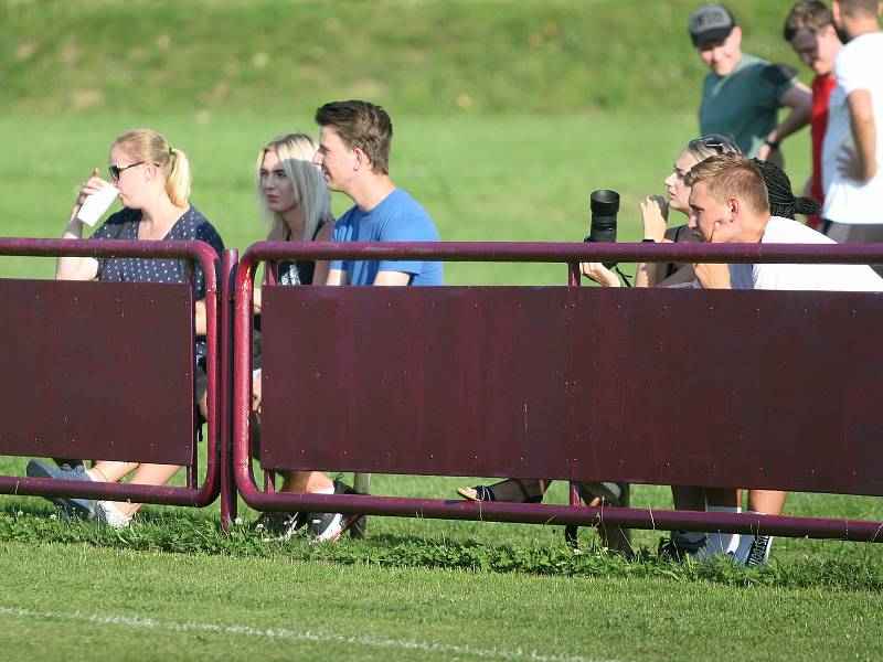 Bezbrankovou remízu přinesl sobotní fotbalový duelu I. B třídy skupiny B v Loukách, kde uhrály Ludkovice (bílo-modří) cenný bod.