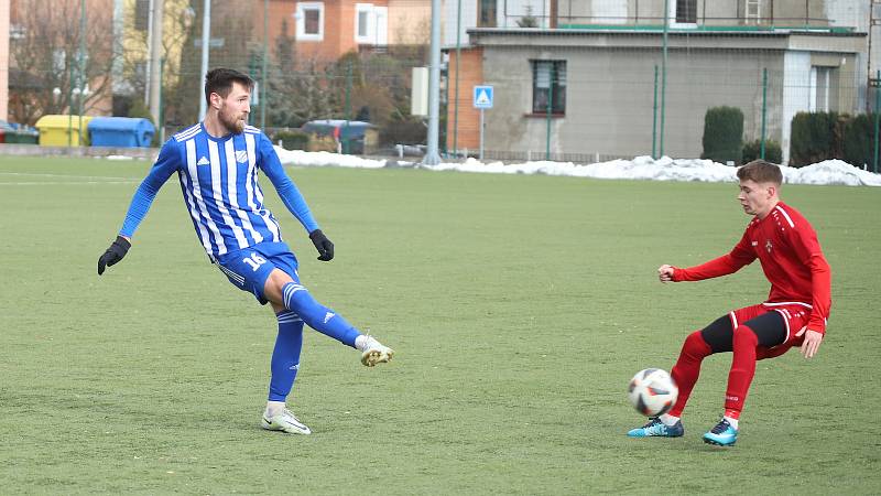 Fotbalisté Kvítkovic (modrobílé dresy) v přípravném utkání nestačili na Púchov.