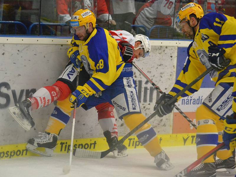 Extraligoví hokejisté Zlína (ve žlutém) v neděli ve 45. kole doma hostili Pardubice. Foto:pro Deník/Jiří Hejtmánek