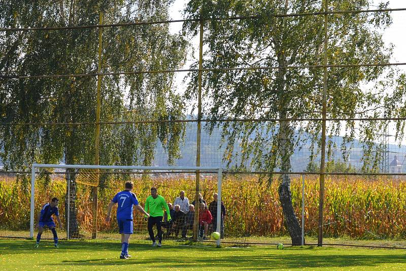 Fotbalisté Tečovic (ve žluto-černých dresech) doma našli recept na Admiru Hulín.