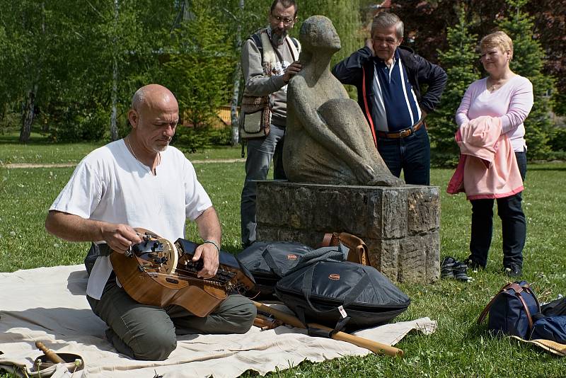 Sobotní slunný den vnesl lidem úsměvy do tváří. Program zahájení lázeňské sezóny si náležitě užili.