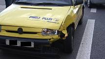 Tři auta v sobě skončila ve středu 3. března odpoledne ve Spytihněvi na Zlínsku, kde se srazila felicie s favoritem a nákladním autem. Dva lidé byli při nehodě zraněni.