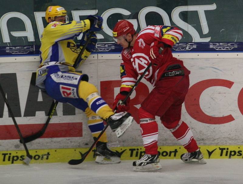 Extraligoví hokejisté Zlína (ve žlutém) v rámci 3. zápasu semifinále play off doma hostí Třinec.