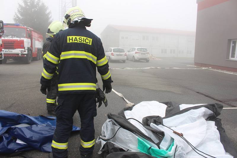 Hasiči k transportu nakažené ebolou použili biovak. Šlo o cvičení