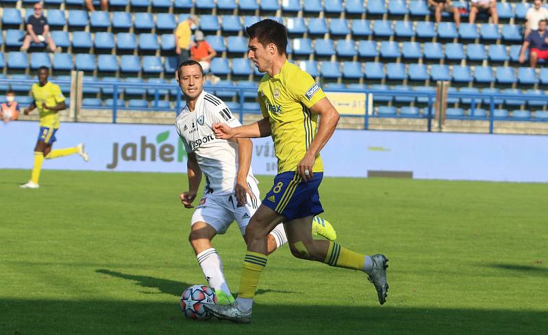 Fotbalisté Zlína (žluté dresy) v 5. kole FORTUNA:LIGY prohráli doma s Olomoucí 1:4.