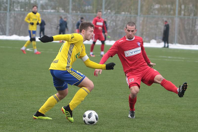 Sedmnáctiletý obránce Martin Cedidla (ve žlutém dresu) si proti Zlatým Moravcům odbyl premiéru v dresu prvního mančaftu Fastavu.