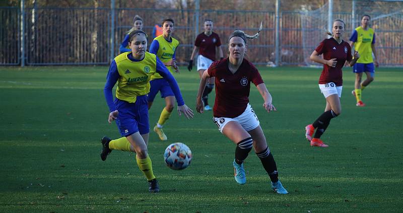 Fotbalistky Zlína (žluté dresy) v posledním podzimním zápase druhé ligy žen prohrály na Vršavě se Spartou Praha B 1:4 a přezimují poslední.