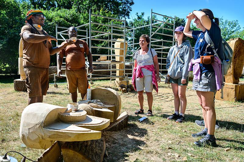 Řezbáři z Gabonu a Nigérie ve zlínské zoo