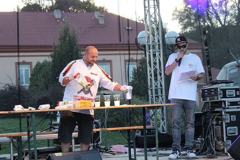 Čtvrtý ročník Malého burger festivalu přilákal na kroměřížské Hanácké náměstí milovníky dobrého jídla a pití.