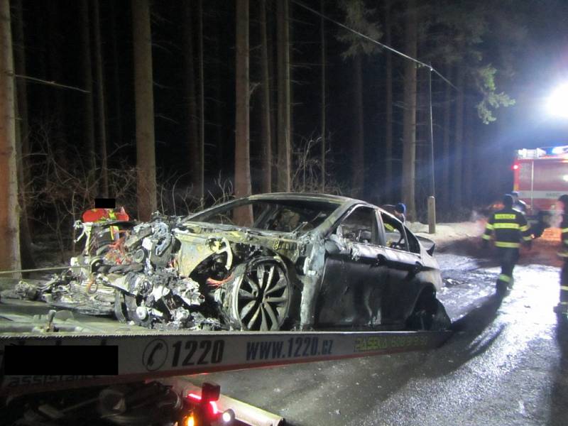 Plameny zničily celé auto. Škoda je zhruba milion