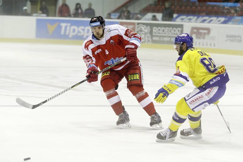 Olomoučtí hokejisté (v červeném) v dalším utkání extraligy přivítali Zlín