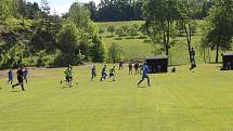 Fotbalisté Jasenné (modré dresy) smetli mužstvo Slopné 5:0.