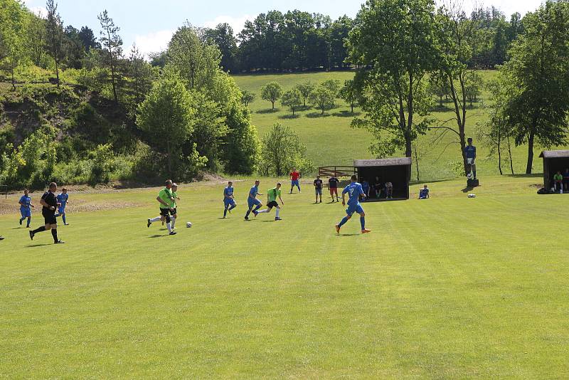 Fotbalisté Jasenné (modré dresy) smetli mužstvo Slopné 5:0.