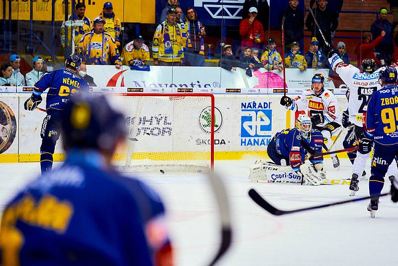 Hokejisté Zlína (modré dresy) se v pátek postavili pražské Spartě.
