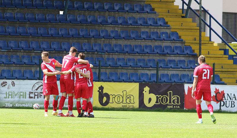 Fotbalisté Zlína B (žluté dresy) v nedělním zápase 29. kole MSFL na Letné remizovali s Frýdkem-Místkem 2:2.