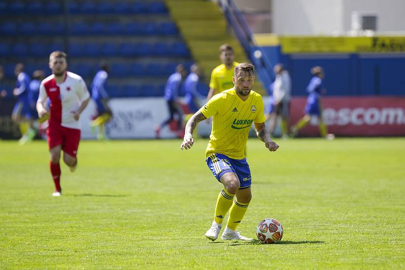 Fotbalisté Zlína (ve žlutých dresech) porazili na Letné třetiligovou Kroměříž 4:1.