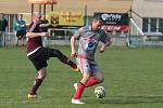 Malenovičtí fotbalisté (v šedých dresech) vyrazili za záchranou, když doma zdolali Jaroslavice 2:0.